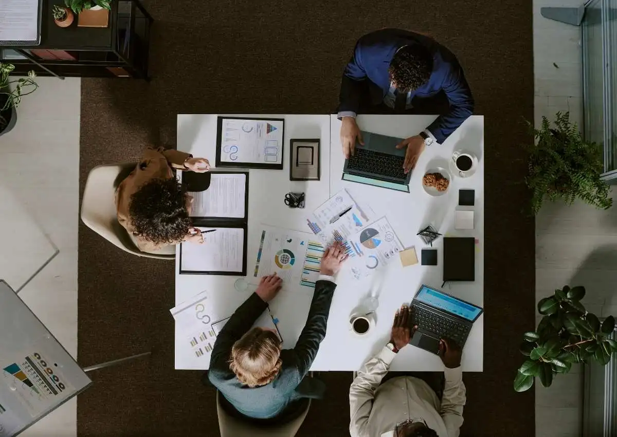 Une entreprise et leur prestataire externe discutent de la gestion digitale