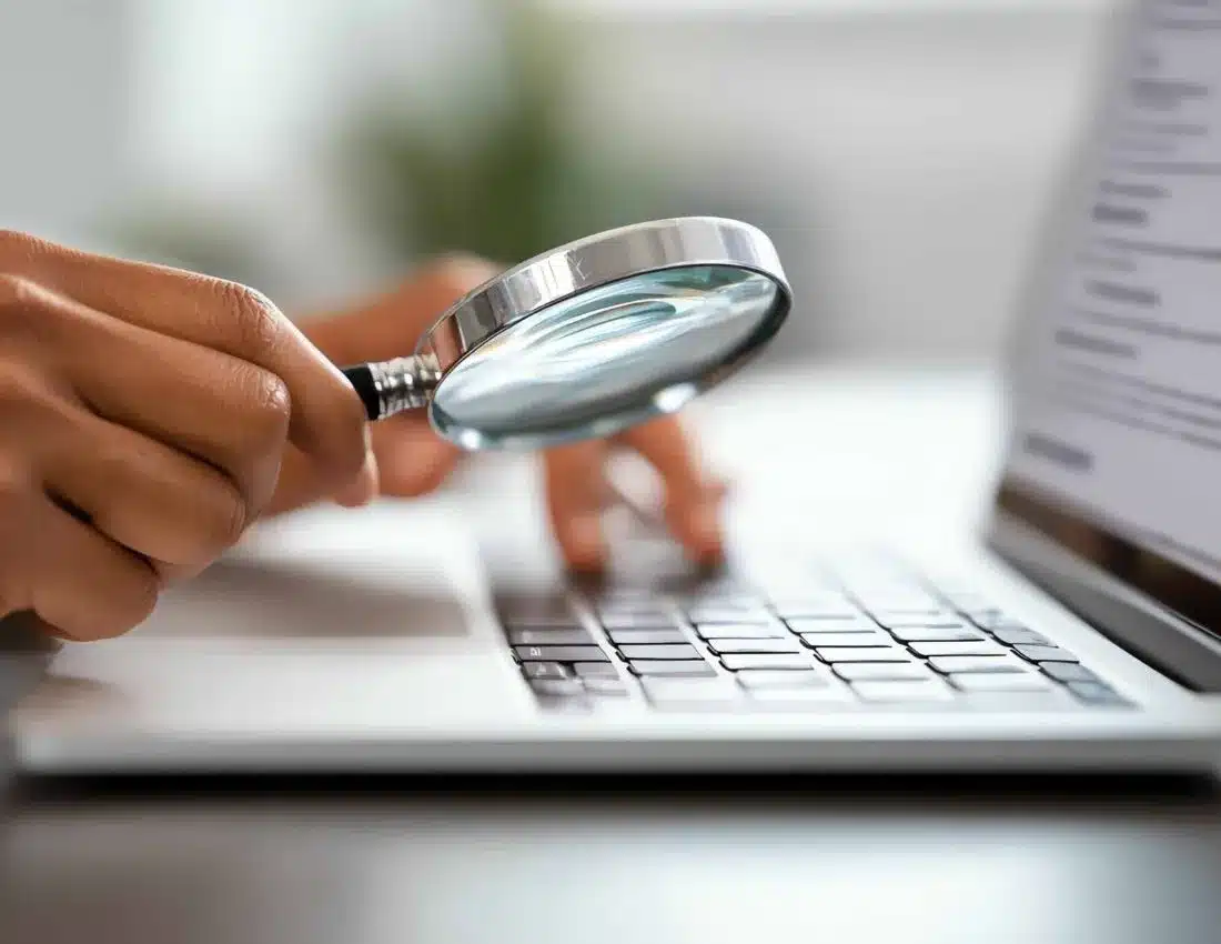 Une personne zoom sur son clavier comme pour illustrer l'importance des requêtes dans le SEO local
