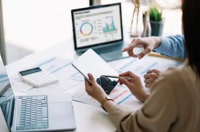 Un groupe de personnes travaillent sur leur stratégie de SEO et IA suite aux nouveautés sur le référencement naturel de 2026 