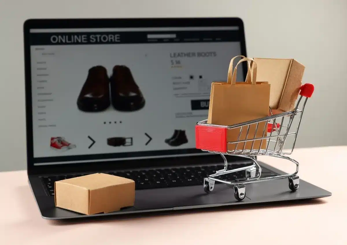 Boutique en ligne affichée sur ordinateur portable avec un chariot de commande, illustration d'un site e-commerce