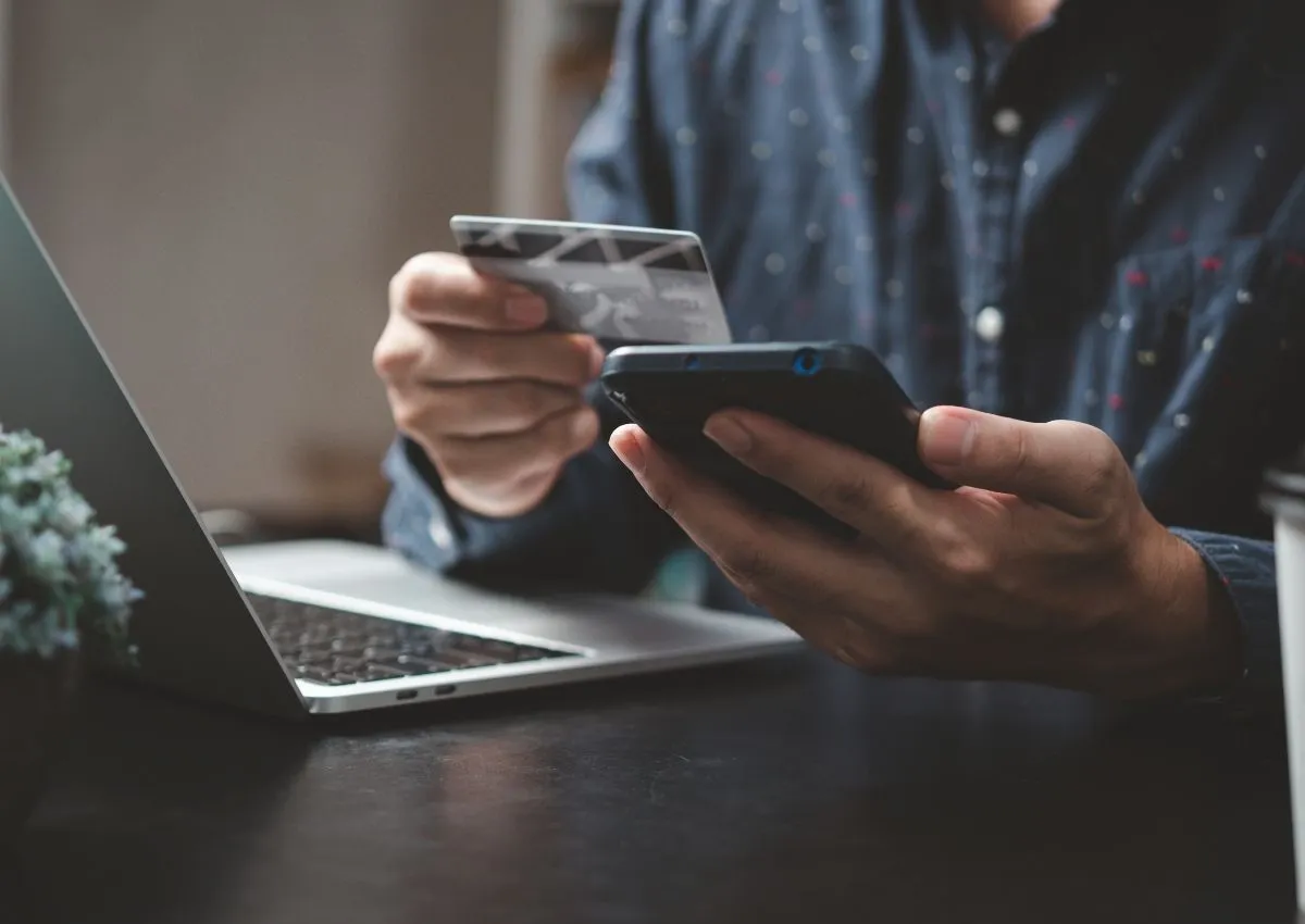 Paiement en ligne par carte bancaire depuis un mobile, illustration du tunnel de commande d'un site e-commerce